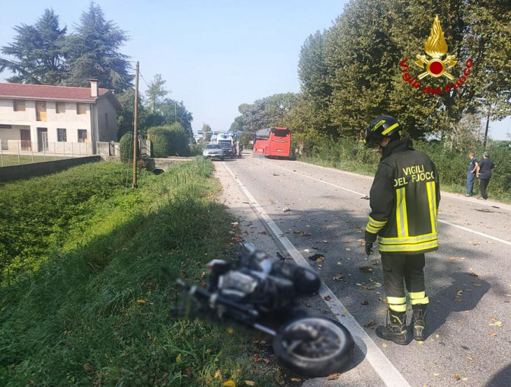 scontro tra moto e bus nel padovano, morto il motociclista