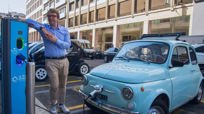 fiat 500 del 1968 trasformata in auto elettrica: metamorfosi da 15.000 € per girare in centro a milano