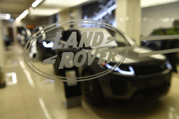 ford “vende tutto” a land rover e jaguar: la decisione causa una novità enorme