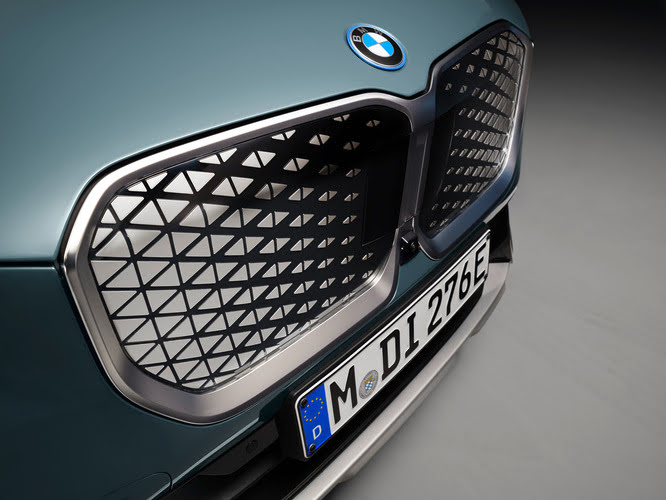 BMW, al Japan Mobility Show debutta la iX2