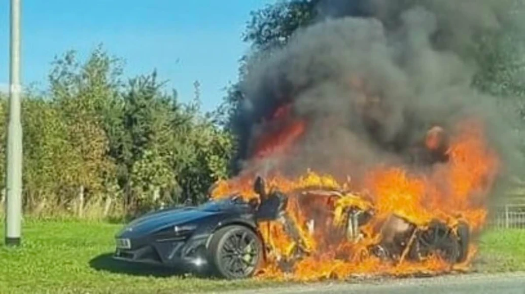 McLaren Artura a fuoco durante test drive: non è rimasto quasi nulla [VIDEO]