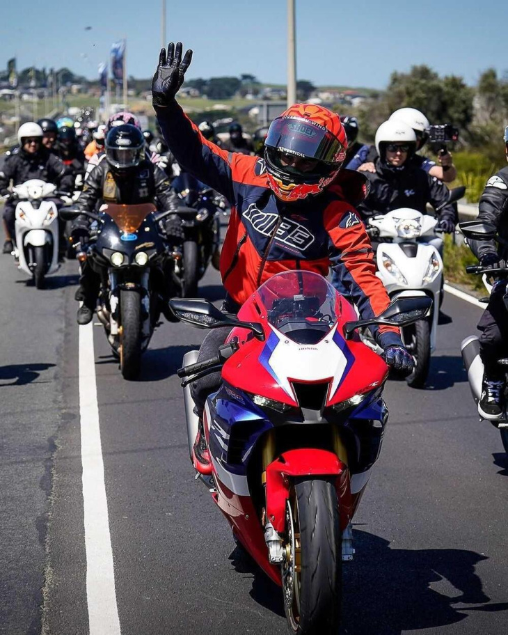 motogp 2023, gp d'australia. marc marquez guida il convoglio di 400 motociclisti a phillip island 