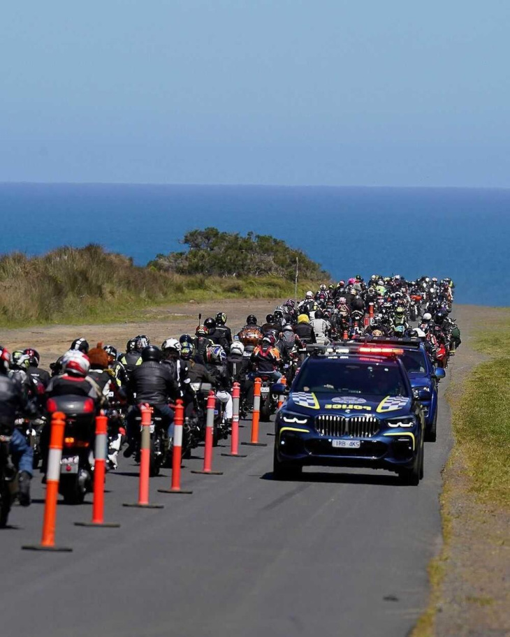 motogp 2023, gp d'australia. marc marquez guida il convoglio di 400 motociclisti a phillip island 