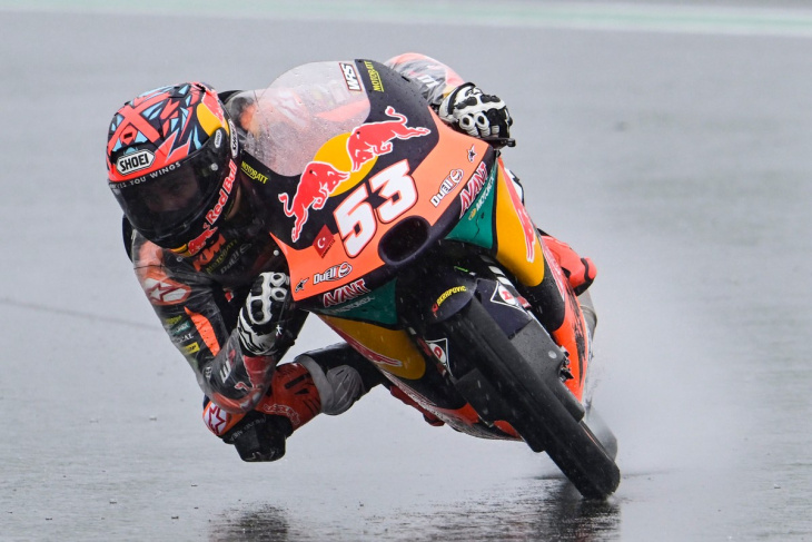moto3 | gp australia gara: arriva la pioggia, oncu batte in volata sasaki, rossi è sesto