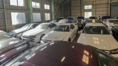 Sessanta Nissan Skyline nuove sono ferme in un garage di Tokyo