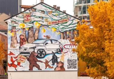A Milano un murales natalizio di Volvo che purifica l’aria