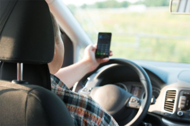 Il 10% degli italiani gira un video con lo smartphone mentre è alla guida