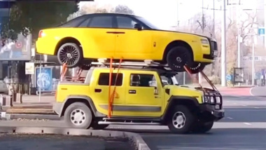 Youtuber lega una Rolls-Royce Ghost sul tetto di un Hummer H2 [VIDEO]
