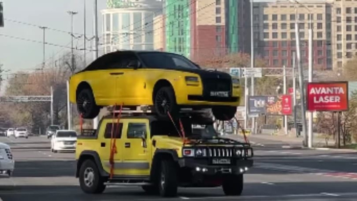 scene da film in kazakistan: un hummer h2 trasporta una rolls-royce