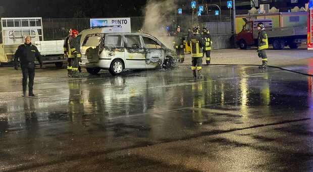 auto prende fuoco nel parcheggio del maap: un guasto elettrico e la macchina è da buttare