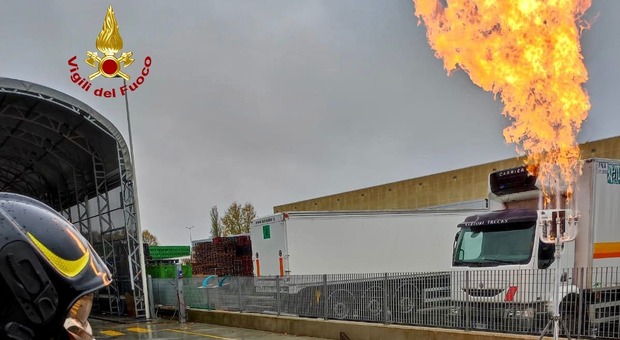 ​stanghella. fuga di gas dal serbatoio di un camion in un'officina per mezzi pesanti