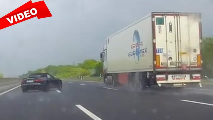 jaguar f-type sfiora il disastro in autostrada: il conducente per un pelo evita il peggio 