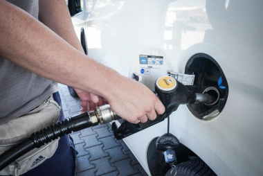 La benzina sotto 1,8 euro al litro, ai minimi dell'anno