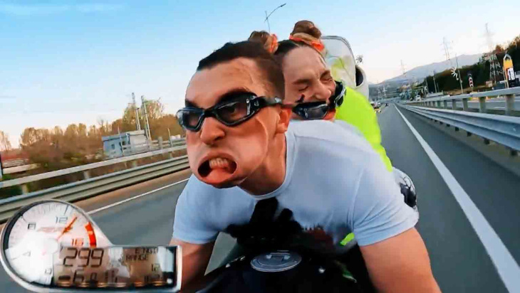 motociclista russo e passeggera registrano video viaggiando a 300 km/h senza casco
