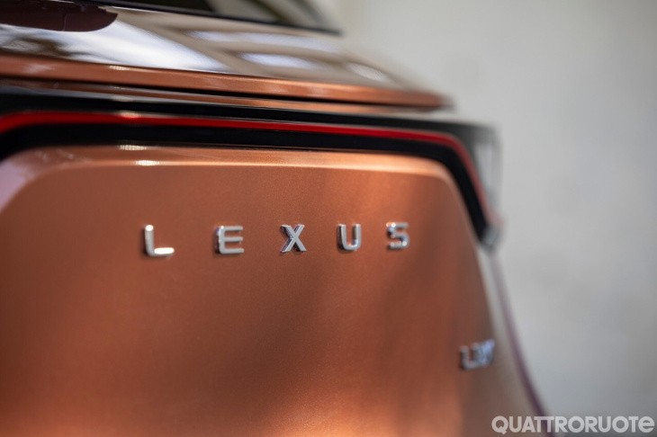 lexus, hybrid, lexus lbx, lexus lbx: prezzo, interni, consumi e prova