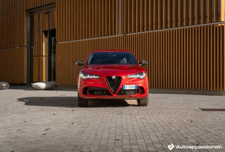 Alfa Romeo Stelvio Quadrifoglio 2024, la prova su strada: è ancora il Re dei SUV sportivi?