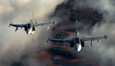 Video: Saab pubblica immagini del Gripen C che vola insieme alla sua nuova generazione, il Gripen E