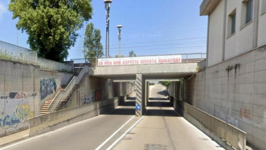 Lanciavano pietre dal cavalcavia sulle auto in movimento: denunciati due minorenni a Rimini