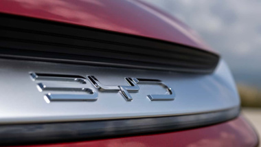 BYD ce l'ha fatta: ora vende più auto elettriche di Tesla