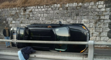 Incidente a Peaio, Range Rover Evoque si ribalta in strada: tre feriti. Lunghe code e traffico in tilt