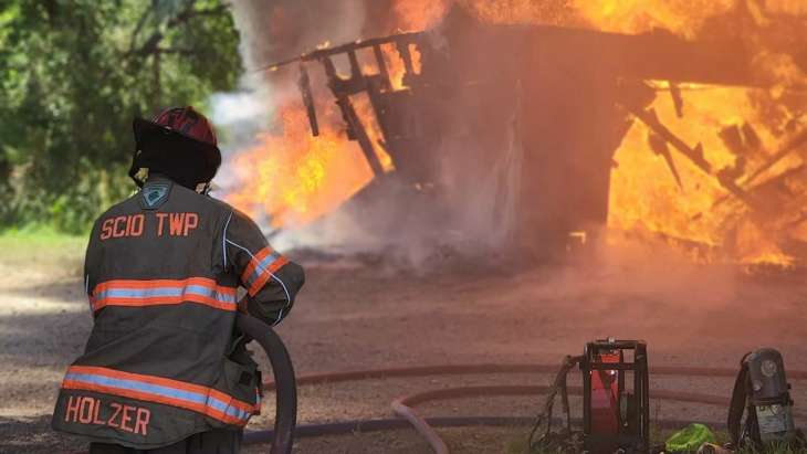 una tesla e una volvo phev prendono fuoco: incendio distrugge una casa nel michigan 