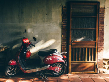 Bici e motocicli nell’androne condominiale: quando è consentito