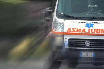 roma, trovato nell'auto colpito da fendenti: 21enne in prognosi riservata