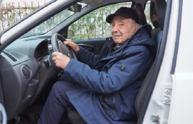 Rinnova la patente a 100 anni: Aroldo Beltrambini, nonostante l’età, non molla la guida