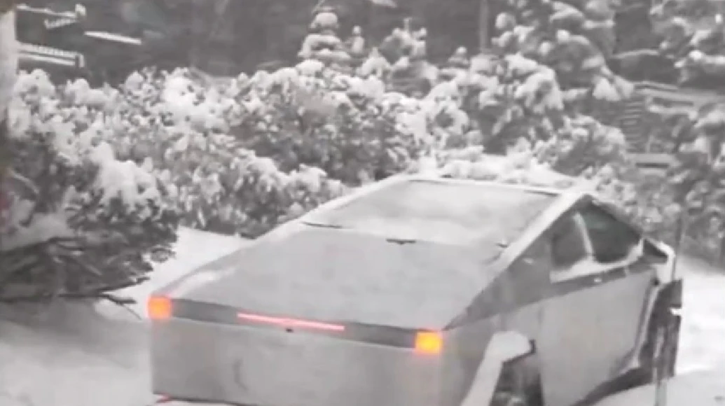 Tesla Cybertruck rimane bloccato nella neve: divampano le polemiche sul web [VIDEO]