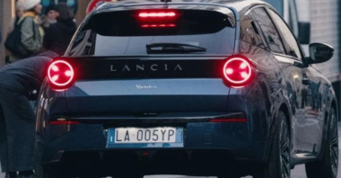 Nuova Lancia Ypsilon: trapela la prima immagine dell’auto in strada a Milano