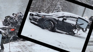 Subaru WRX squarciata a metà durante un tentativo di sorpasso sulla neve [VIDEO]