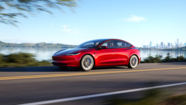 Tesla Model 3, un prototipo della nuova Performance avvistato su strada
