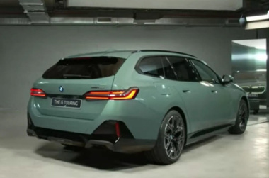 BMW i5 Touring, le foto della station wagon elettrica trapelano sui social