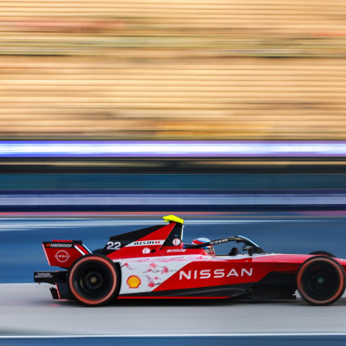 Rowland e la Nissan in pole a Diriyah: finale senza storia con Frijns