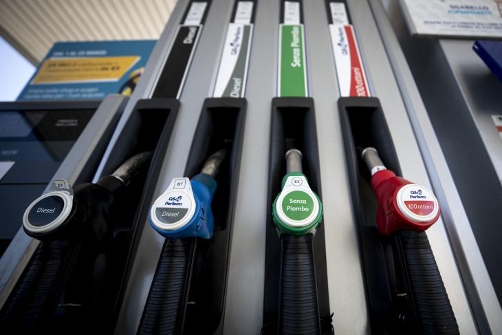 carburanti in risalita, benzina self a 1,826 euro al litro