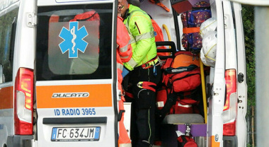 Bolzano. Violento scontro fra bus di linea e Bmw: auto spinta contro un albero, il pullman ferma la sua corsa sul marciapiede