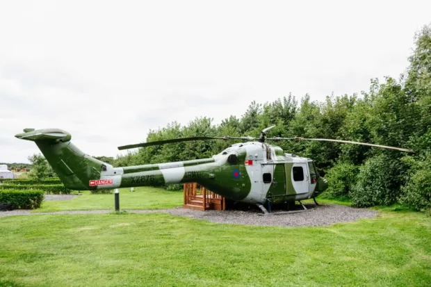 wow! il camper incredibile costruito in un elicottero