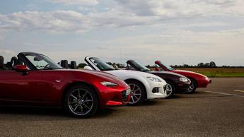 Mazda festeggia i primi 35 anni della Mx-5, la roadster che reinventò un segmento