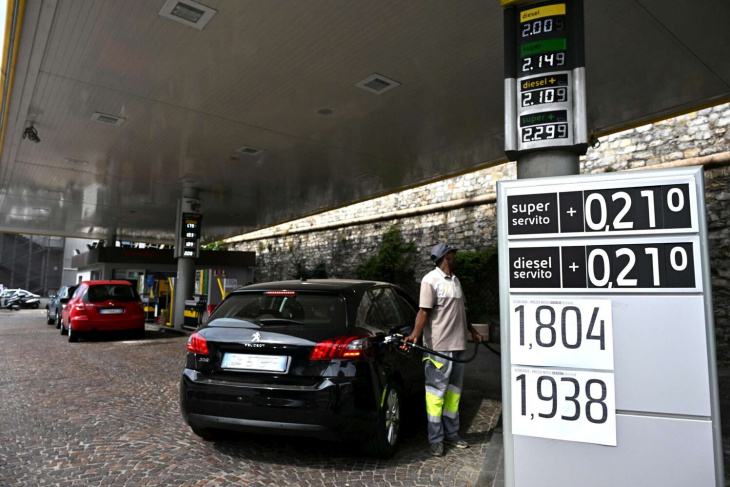benzina, ripartono i rincari: al servito un litro supera 2,5 euro