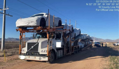 Un ex detenuto ruba un camion con 1,25 milioni di dollari in nuove Corvette in Arizona.