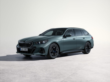 Scopriamo la nuova BMW Serie 5 Touring: motore elettrico e diesel mild hybrid, più spazio e attenzione ai materiali