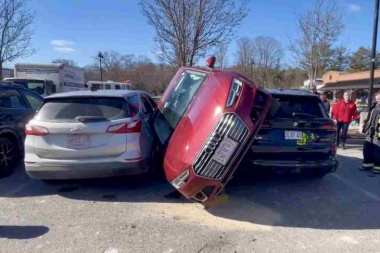 Video incredibile: conducente di Audi A4 tenta di parcheggiare in uno spazio inesistente e danneggia altre auto