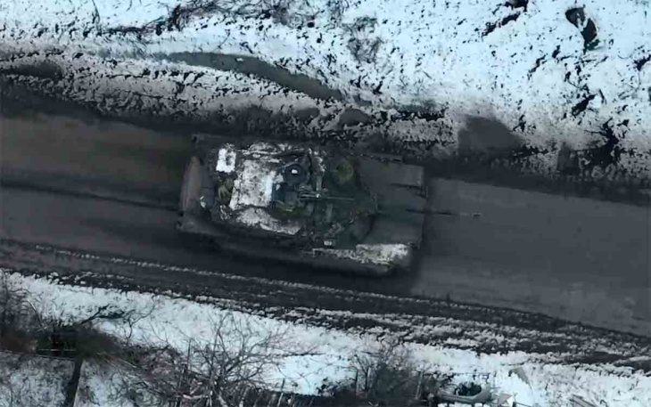 il video mostra le prime immagini di un carro armato m1a1 abrams in azione in ucraina