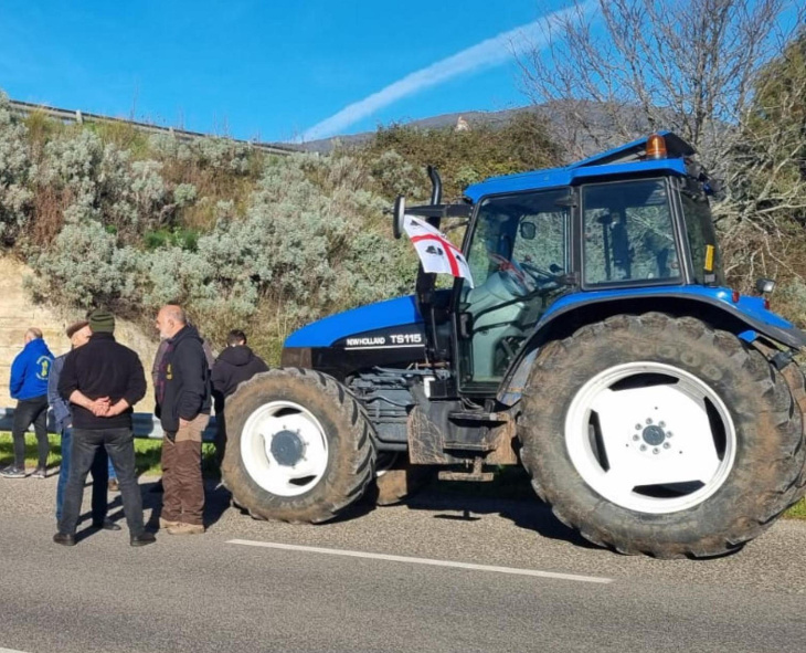 protesta trattori, 60 mezzi agricoli in strada nel sulcis