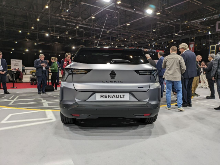 renault scenic e-tech electric è l'auto dell'anno 2024