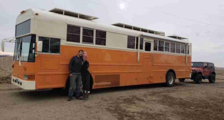 coppia trasforma un autobus scolastico lungo 12 metri in una splendida casa su ruote