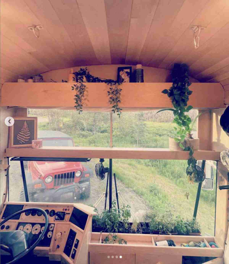 coppia trasforma un autobus scolastico lungo 12 metri in una splendida casa su ruote