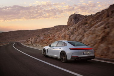 Porsche amplia la gamma di modelli Panamera aggiungendo le varianti 4 E-Hybrid e 4S E-Hybrid