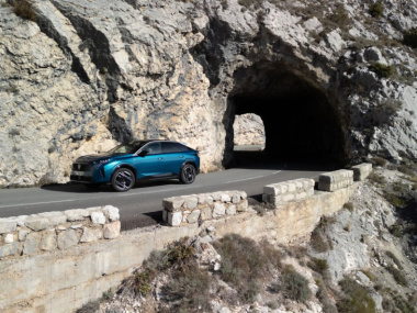 La nuova Peugeot e-3008 2024: ecco come si guida il SUV elettrico del Leone [VIDEO]