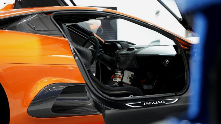 jaguar c-x75, da stunt car per il film spectre di james bond ad auto stradale